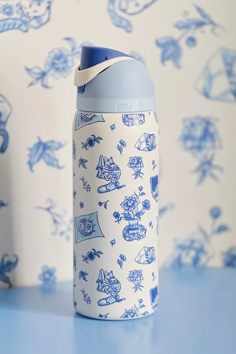 Owala UO Exclusive Delft Cat Print FreeSip 32 oz